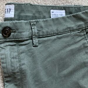 Gap essential khaki 10” short